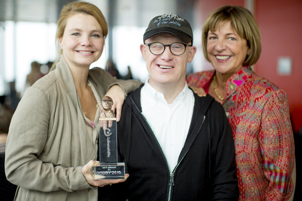 BOBBY-Verleihung 2016 (von links nach rechts): BOBBY-Preisträgerin Annette Frier, Bobby Brederlow und Ulla Schmidt, Bundesvorsitzende der Lebenshilfe.