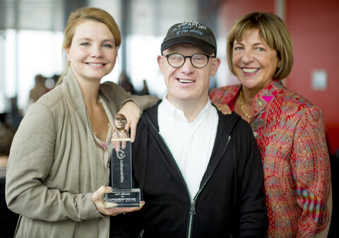 BOBBY-Verleihung 2016 (von links nach rechts): BOBBY-Preisträgerin Annette Frier, Bobby Brederlow und Ulla Schmidt, Bundesvorsitzende der Lebenshilfe.