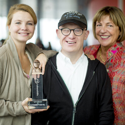 Bobby Brederlow im Jahr 2016 mit Annette Frier und Ulla Schmidt. Bobby Brederlow im Jahr 2016 mit Annette Frier und Ulla Schmidt.